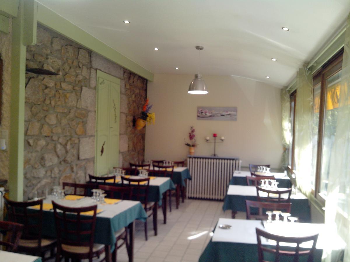 Hotel Restaurant Du Velay Le Chambon-sur-Lignon Esterno foto