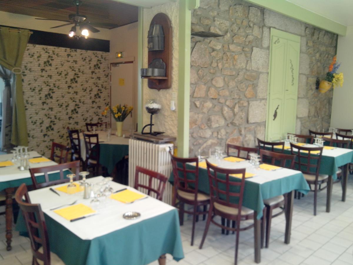 Hotel Restaurant Du Velay Le Chambon-sur-Lignon Esterno foto